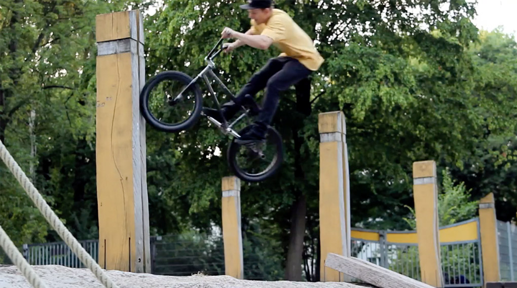 Der Peter vom Dienst on fire! Pierre Hinze hat sich für dieses Video Spots in Sevilla, Kassel, Schwerin und Hamburg vorgeknöpft. Check it!