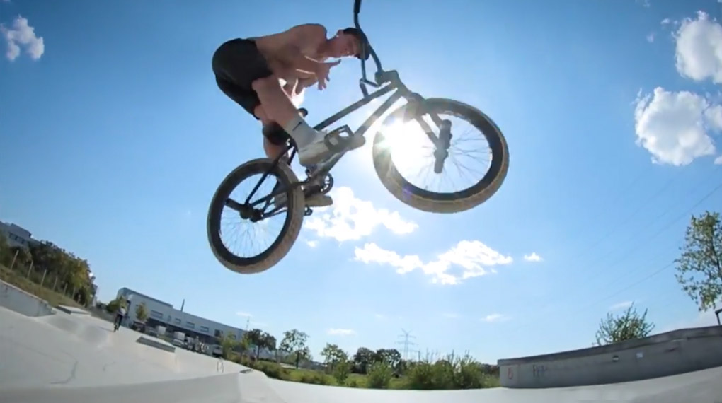 Anlässlich seines 20. Geburtstag hatte Robin Kachfi zu einem Jam im Skatepark von Mannheim-Schönau geladen. Was dort los war, erfährst du in diesem Video.