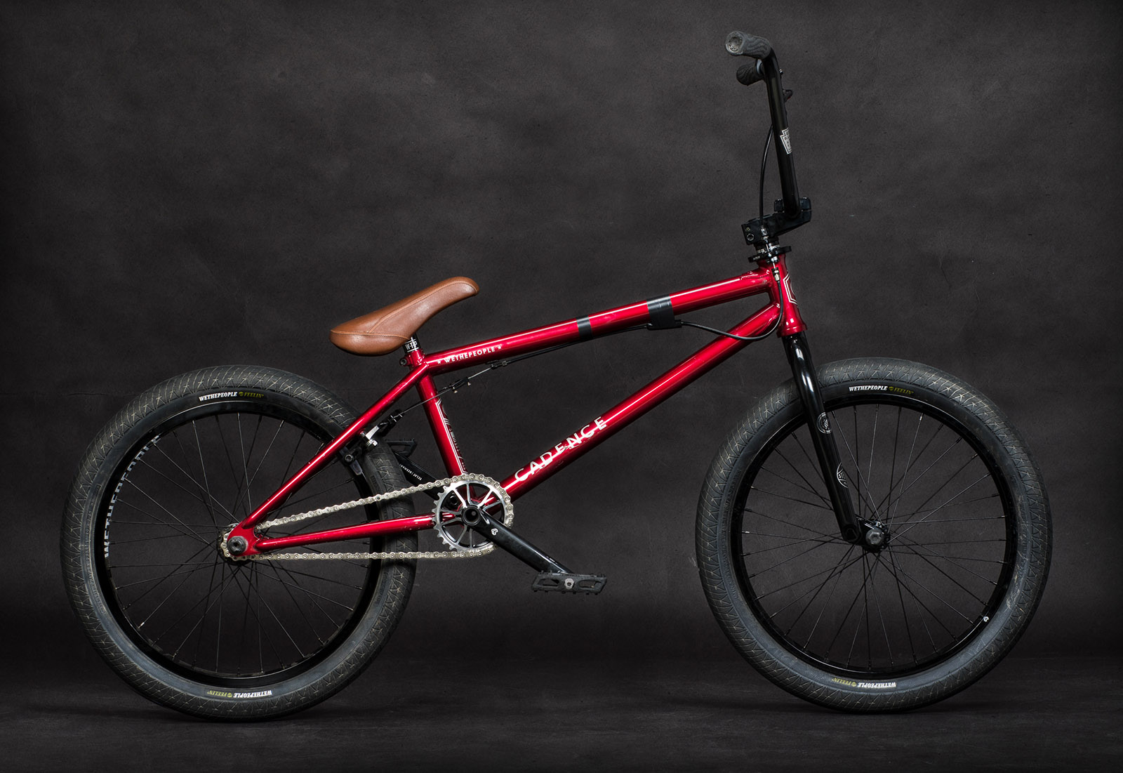 Paul Thölen ist ab sofort auf einem wethepeople Cadence-Rahmen in 21,25" mit Supreme-Naben, einem 25,4 mm Buck Bar und einem Hydra Stem unterwegs