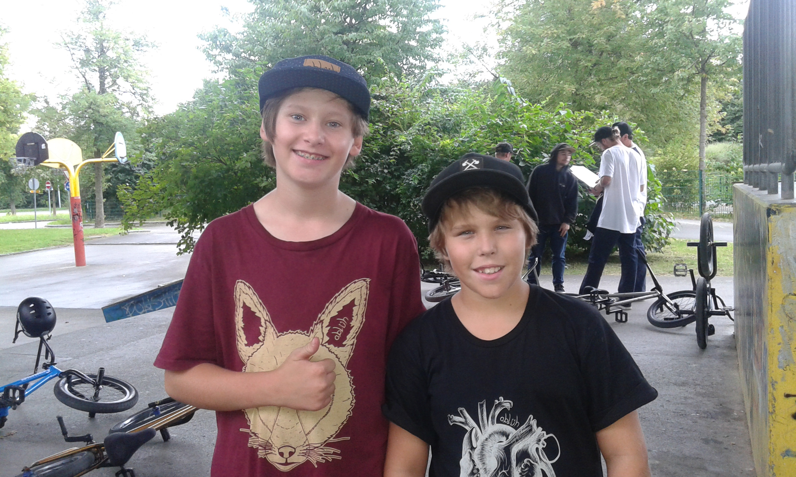 Das Geburtstagskind Louis Trieb und sein Superbuddy Mika Köhler auf dem Teenage Mutant BMX Jam 2016 in Friedrichshafen