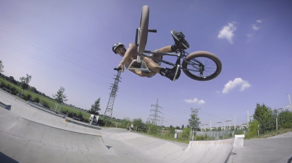 Trotz Minuspunkten für die Musikauswahl lohnt es sich definitiv, in dieses Skateparkvideo mit Felix Prangenberg, Robin Kachfi und Marcel Gans reinzuschauen.