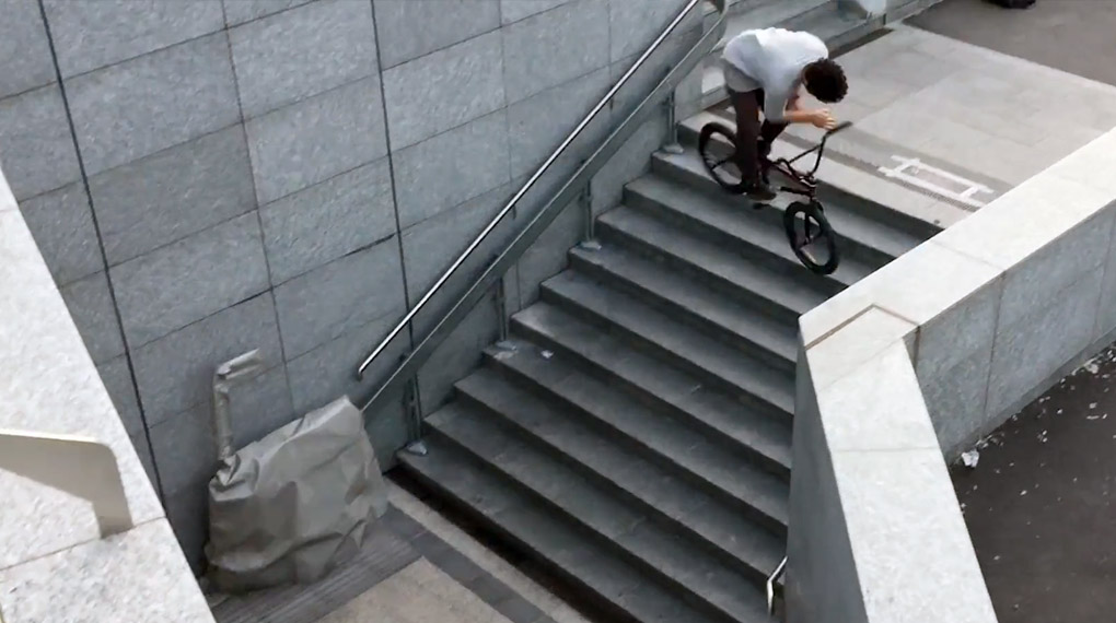 Harte Gönnung auf Italienisch: Simone Barracos Homie Matteo Vitali dreht in seinem Welcome-Edit für Frontocean komplett frei. Check das Video hier!