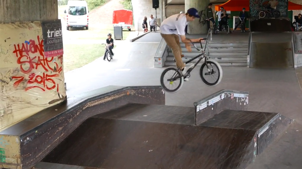 Hier findest du das Video vom Brügglesjam 2016 im Skatepark von Schweinfurt mit Kalle Frank, Daniel Peter, Artur Meister, Johannes Winkelmann uvm.