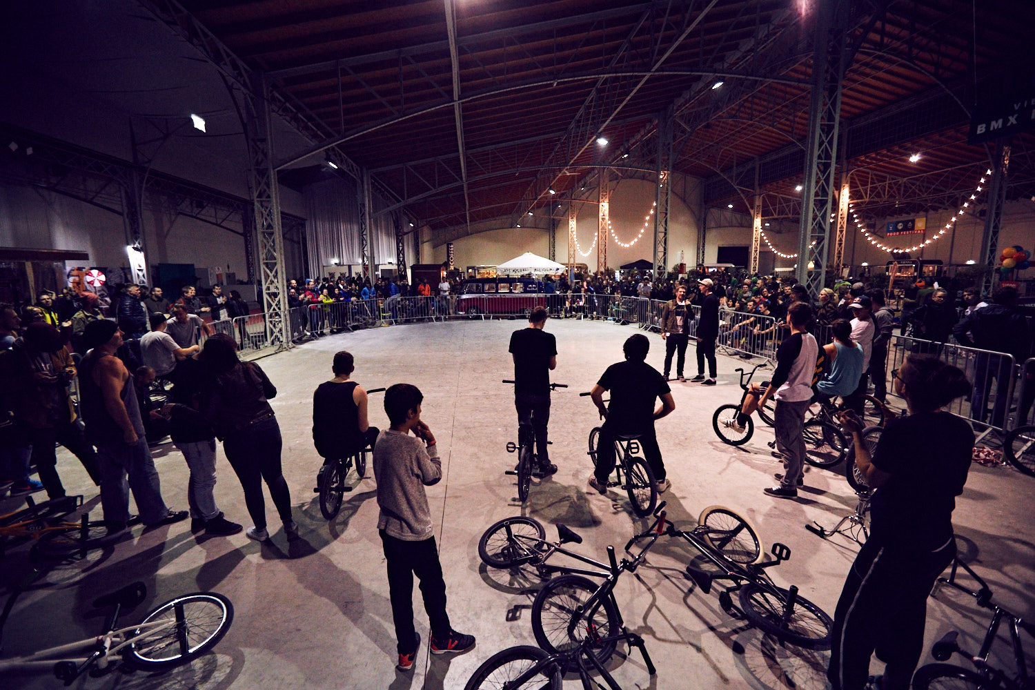 Insgesamt 30 Fahrerinnen und Fahrer aus der Slowakei, Spanien, Ungarn, Tschechien und Österreich waren auf dem Vienna Flatland Jam auf der Wiener Fahrradschau 2016 dabei