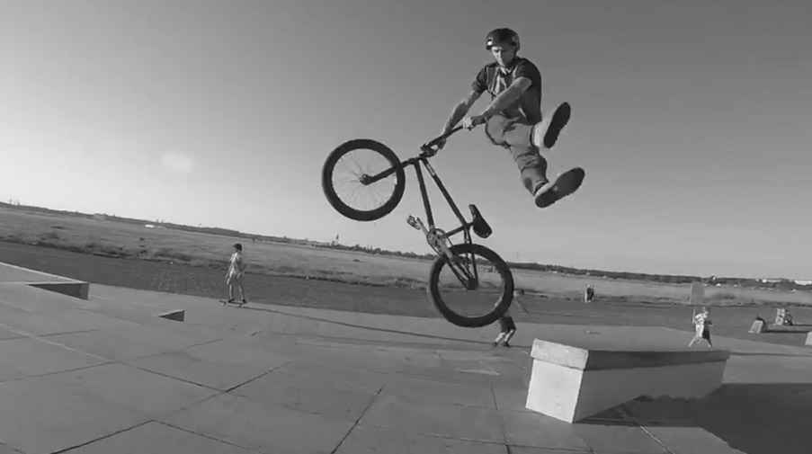 Street, Park, Dirt – Christoph Werner beweist in diesem Video für Radio Bikes einmal mehr, dass er sich auf fast jedem Terrain wohlfühlt.