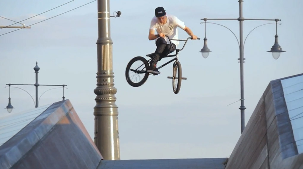 BARAKA! Federal Bikes hat Joe Jarvis, Carlo Hoffmann, Jason Eustathiou und James Cunningham auf die Straßen von Budapest losgelassen.