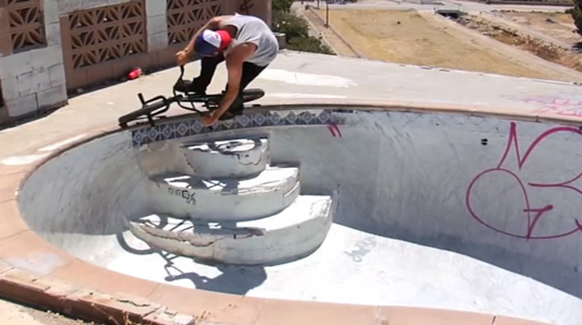 Jason Enns knöpft sich in diesem Promovideo für den neuen Colorway seines Signaturerahmens von Volume Bikes ein paar Swimmingpools in Kalifornien vor.