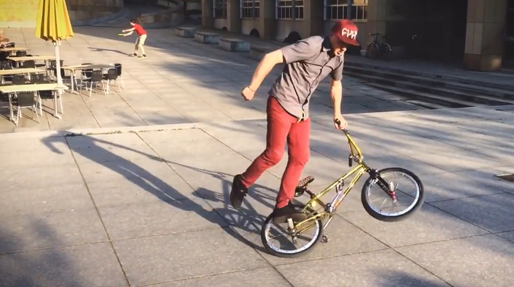 Wenn John Krämer nicht bei kunstform hinterm Tresen steht, macht er auf seinem Bling-Bling-Rädchen die Flatlandspots von Stuttgart unsicher.