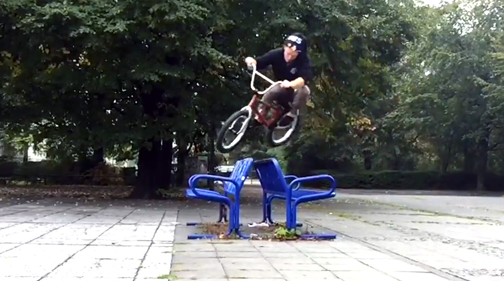 Jefällt ma, jeht ab: Zur Überbrückung der Wartezeit auf das richtige Video haben wir hier schon mal ein paar Clips vom Berlinbesuch des SIBMX-Teams.