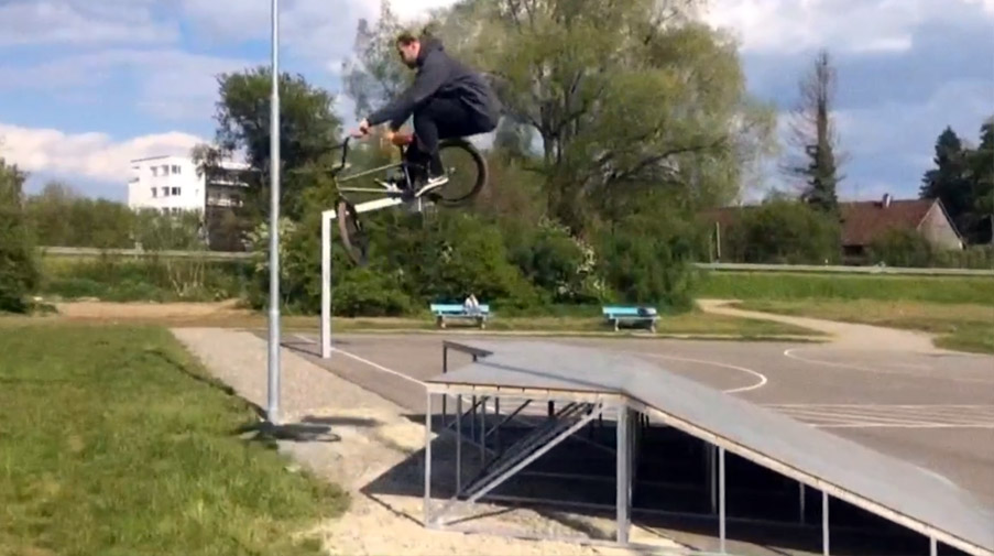 Entspannt und stilsicher: Sven Avemaria zerlegt im Auftrag des kunstform BMX Shops Streetspots und Skateparks rund um den Bodensee.