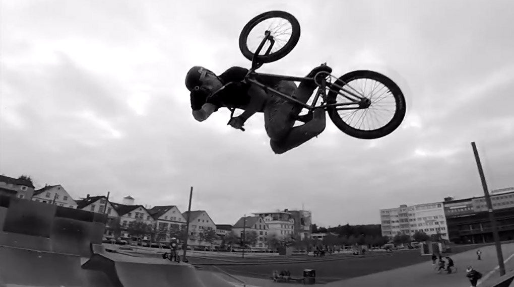 Der Kesselbrink Bike- und Skatepark ist das zweite Zuhause von Timo Schulze, kein Wunder also, dass er den Rampenparcours dort voll und ganz im Griff hat.