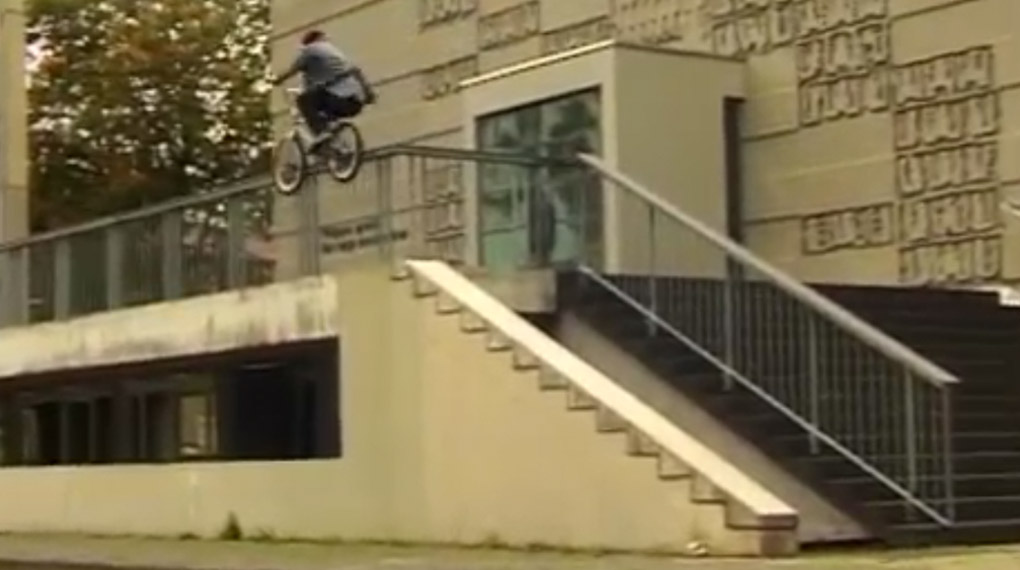 In diesem Video von Slaytanic mangelt es nicht an guten Clips, aber das Highlight ist ohne Frage der Ender. Backflip an einem Bürgersteig? Wicked!