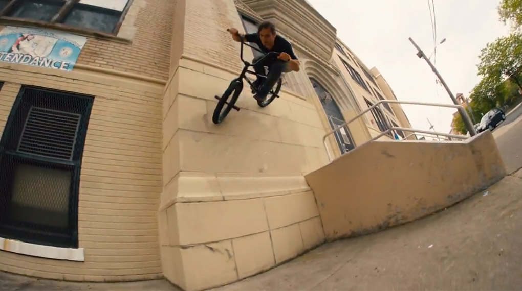 Wie viel Bock der noch immer hat! Auch die 3. Auflage seines Solace-Signaturerahmens von Kink Bike Co. bewirbt Tony Hamlin wieder mit vollem Körpereinsatz.