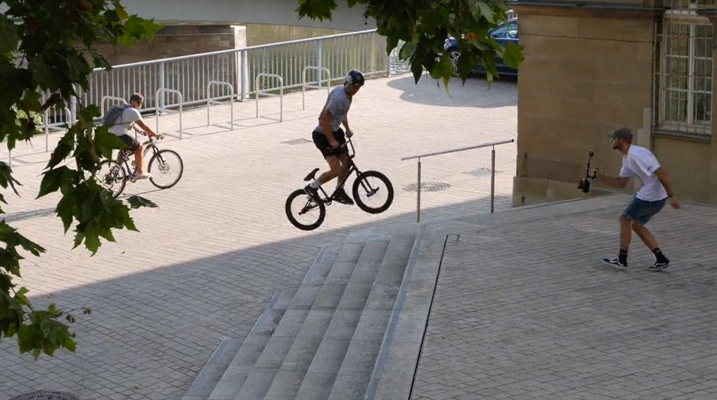 Alex Schmitt von Da Crew. aus Schweinfurt hat sich für dieses Video auf den Straßen von München, Innsbruck und seiner Heimatstadt rumgetrieben.
