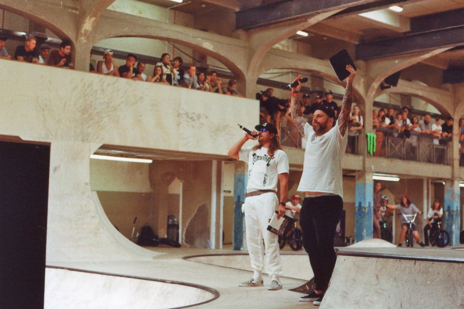 Darryl Nau (links) und Andy Zeiss heizen dem Publikum beim Battle of Hastings 2016 im Source Park ein