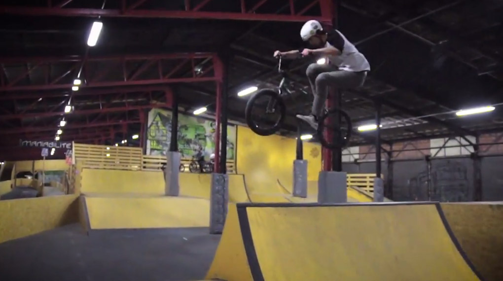 Für diese Webisode hat Robin Kachfi den Stride Indoor Bike Park in Straßburg besucht. Der Ausflug scheint sich gelohnt zu haben. Aber seht selbst …