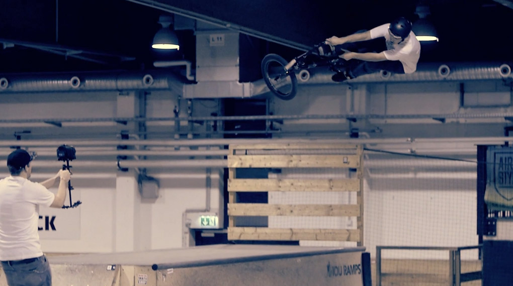 Massive Airtime: Bobo Újvári﻿​ inspiziert in diesem Video für seinen langjährigen Klamottensponsor GPS Clothing die Decke der WUB Skatehalle Innsbruck.