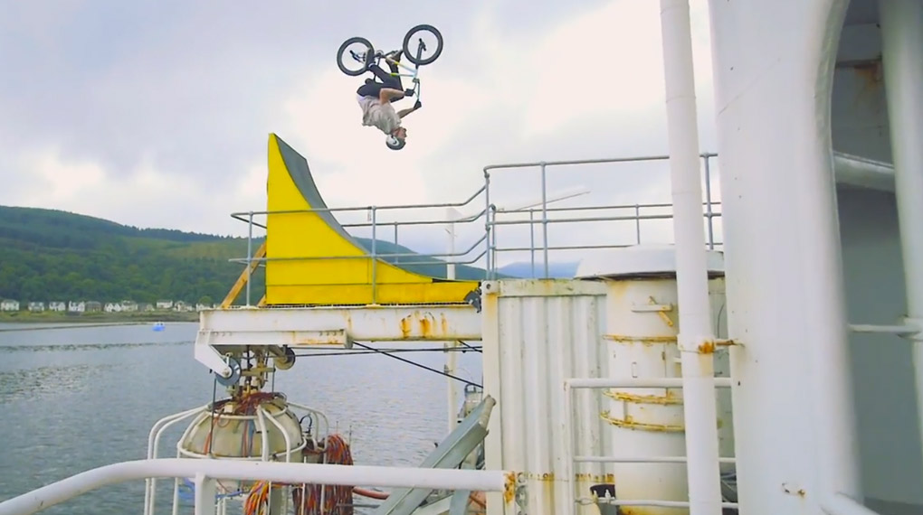 Jason Phelan hatte ja schon so manche wahnwitzige Idee, aber in seinem "LochDown"-Video legt er noch mal eine Schippe drauf.