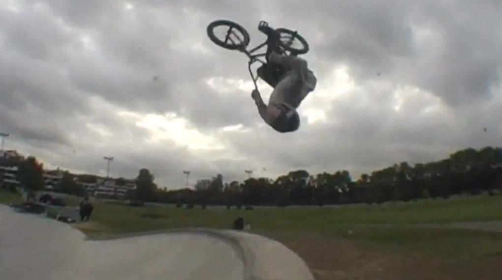 Leon Hoppe hat in Neuss vorbeigeschaut, um im Skatepark im Rennbahnpark kopfüber in der Luft zu hängen und dem Grindgenuss zu frönen.