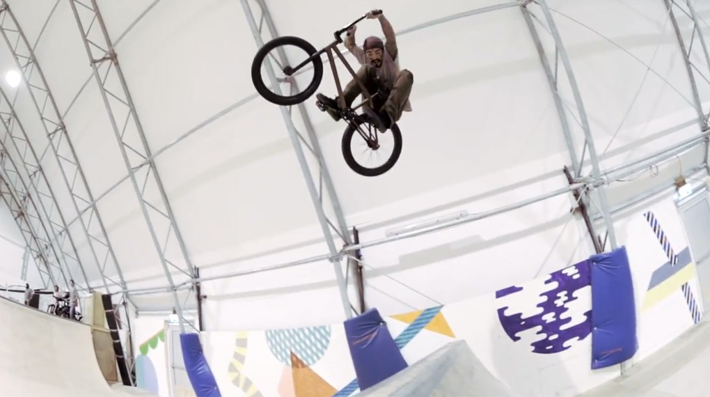 Zwei Stylekanonen bei der Arbeit: Die Kollegen von Nuts & Bolts haben Lucas Kneubühler und Beni Rutz in der Trendsporthalle Basel vor die Linse bekommen.