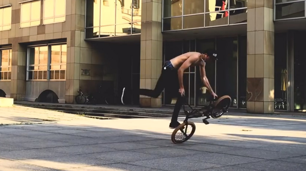 In dieser Instagram-Kompilation des kunstform BMX Shop und Mailorder haut Markus Schwital ein paar Flatlandcombos auf den besten Böden Stuttgarts raus.