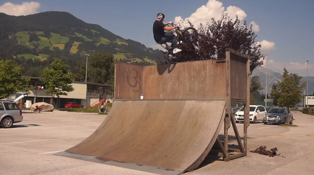 Wer Fufanus an Geländern vermisst, darf sich freuen! Denn mit diesem zeitlosem Trick eröffnet Mike Kröll aus dem schönen Zillertal in Tirol dieses Video.