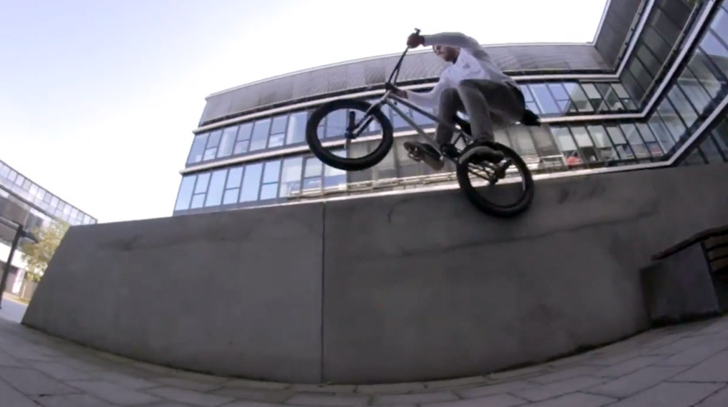 HAU! Robin Heiderich ist ab sofort über SIBMX für Sunday Bikes/Merritt unterwegs und haut in seinem Welcome-Edit gleich mal ordentlich einen raus.