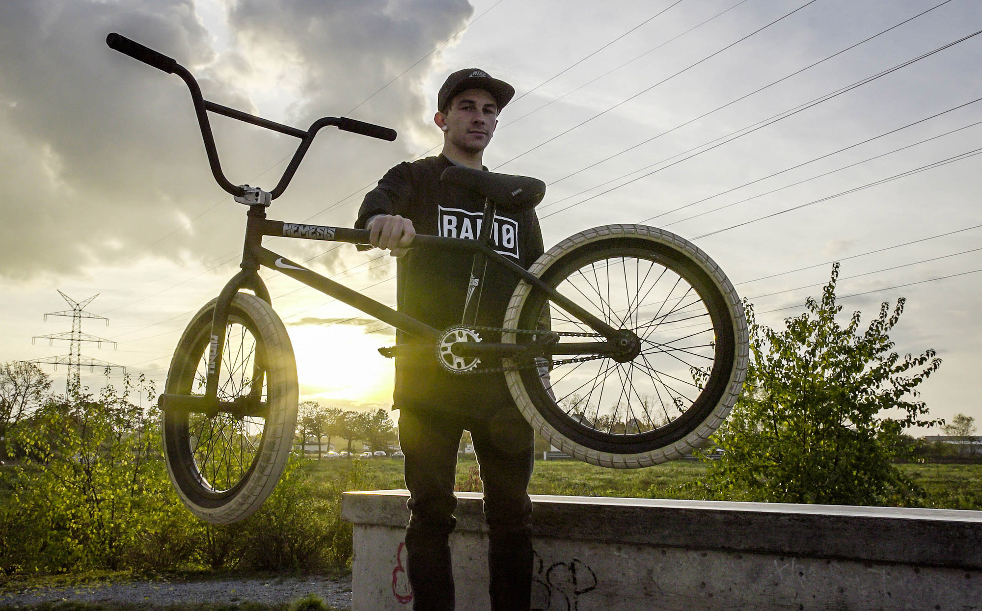 Robin Kachfi ist neu im Team von Radio Bikes. Wir haben uns sein neues Rad mal genauer angeguckt und als Bonus gibt es ein Video der ersten Testfahrt.