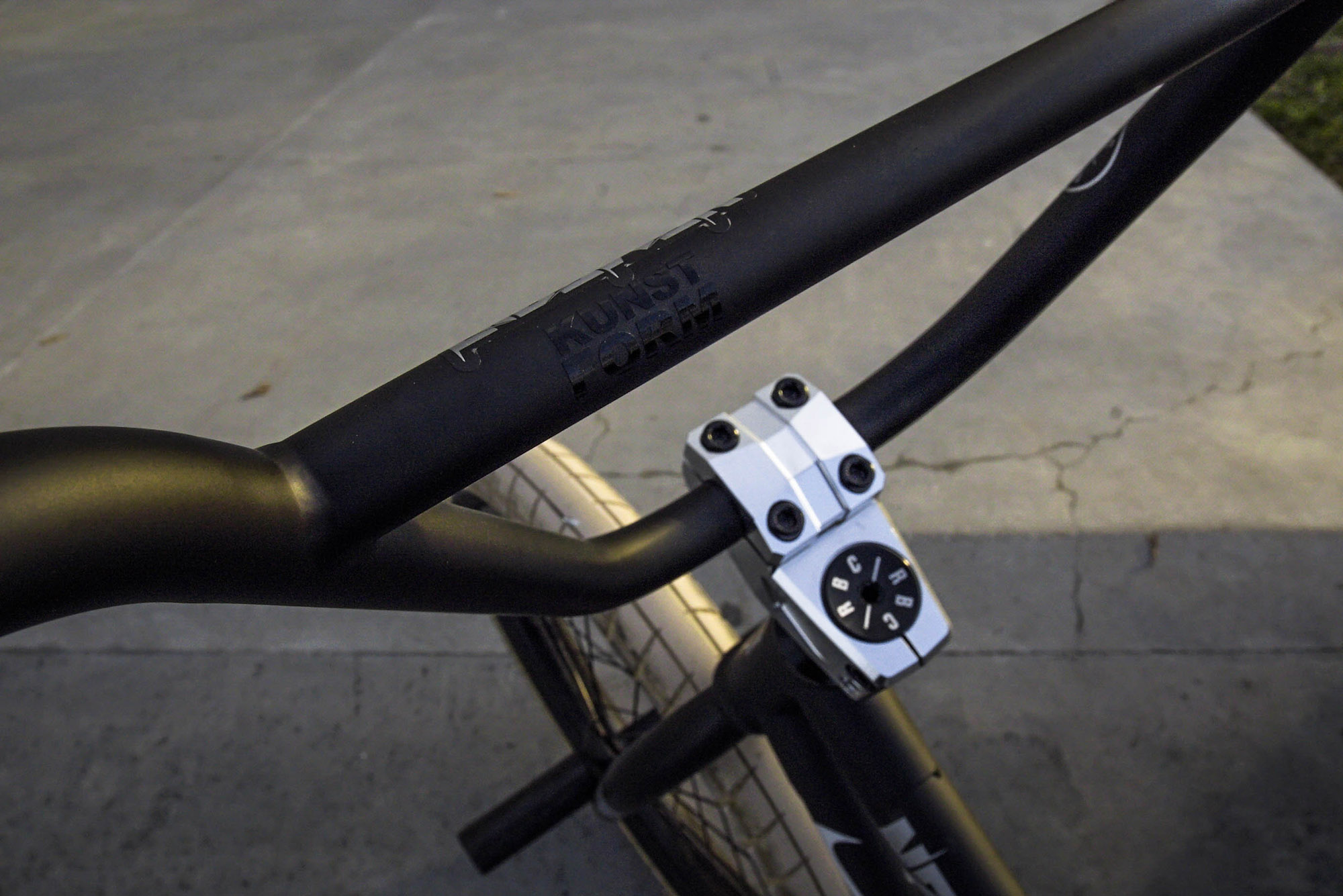 Radio Nemisis Lenker in 9,25 Zoll und Radio Bikes Axis Toploadervorbau