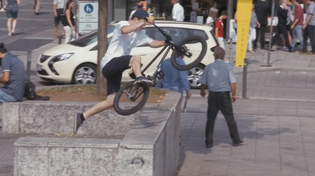 Frankfurt bleibt stabil! Vincent Sylvain hat Sebastian Anton von der Ciao Crew einen Tag lang mit der Kamera begleitet. Das Ergebnis gibt es hier zu sehen.