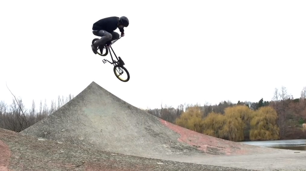 Nagas Tamy ist ein großer Freund unmenschlich schwieriger Footjamvariationen und in einen Air passen seiner Meinung nach immer mindestens zwei Tricks.