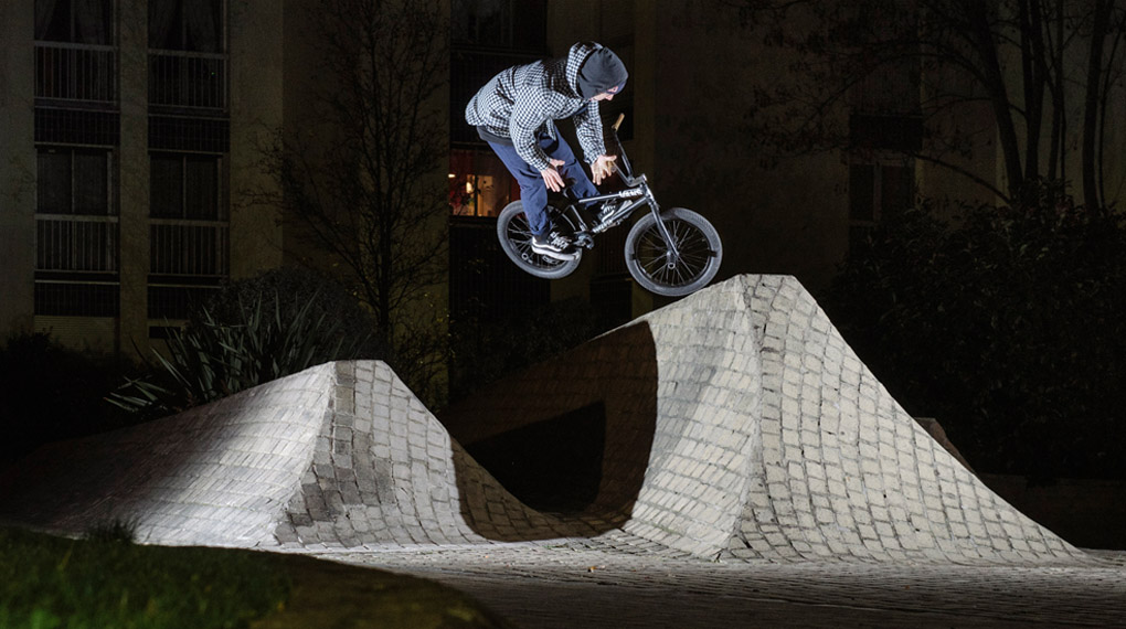 Hadrien Picard hat mit seiner Kamera Anthony Perrin auf einigen Streifzügen durch das nächtliche Paris begleitet. Das Ergebnis ist ziemlich beeindruckend.