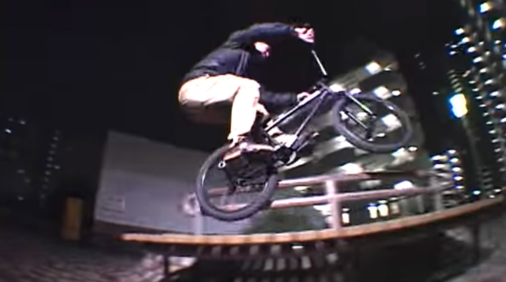 Drei Wochen lang hat Ben Lewis im Schutze der Nacht die Straßen von Tokio nach Streetspots abgeklappert. Hier ist das Video von seinen Streifzügen.