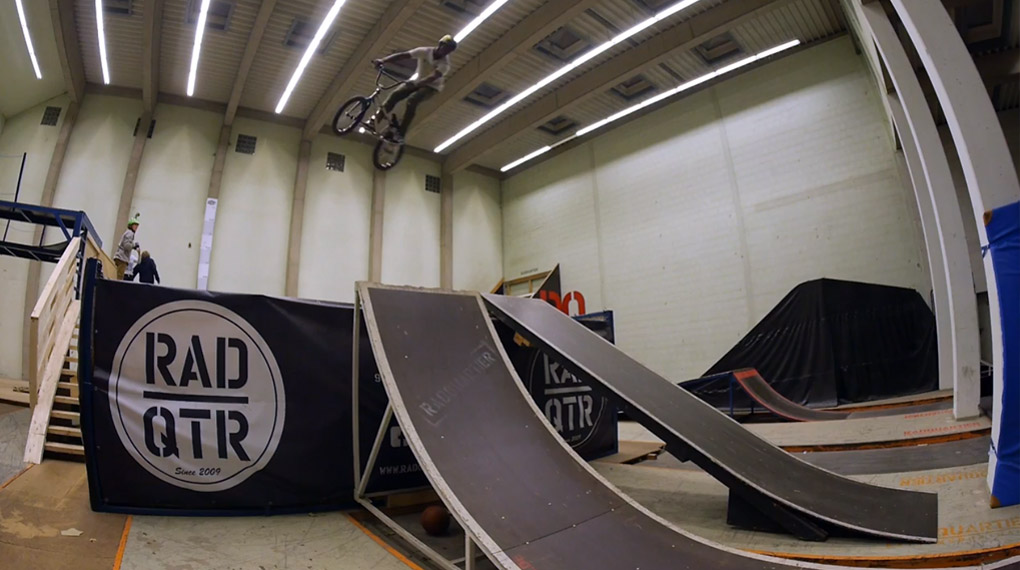 Das Motto dieses Tricktipps lautet: How to 360. Leon Binckebanck erklärt euch, worauf ihr bei diesem BMX-Trick achten müsst. Viel Spaß beim Üben!