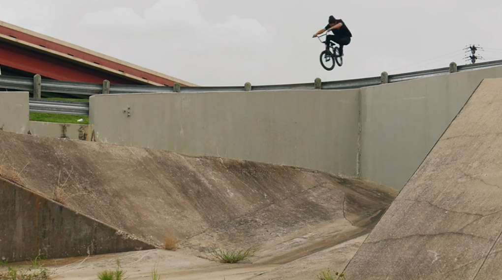 Chad Osburn hat für dieses Video die Übersetzung seines Kink Bike Co. Mudrunners in Matte Trans Copper zwischen Austin und Arizona leergetreten.