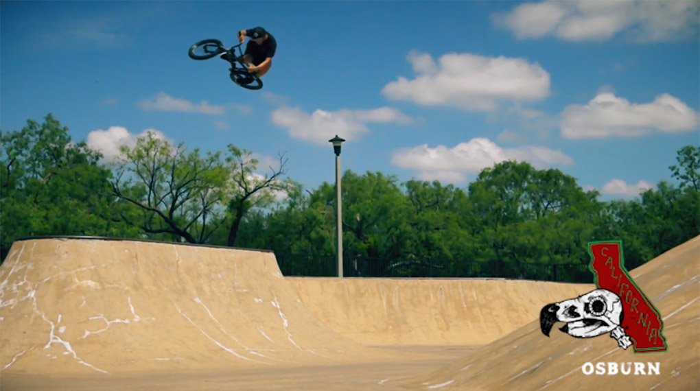 Clint Reynolds, Chad Osburn und Ashley Charles sind in diesem Video von Relic BMX locker doppelt so schnell unterwegs wie ein durchschnittlicher Curbnibbler