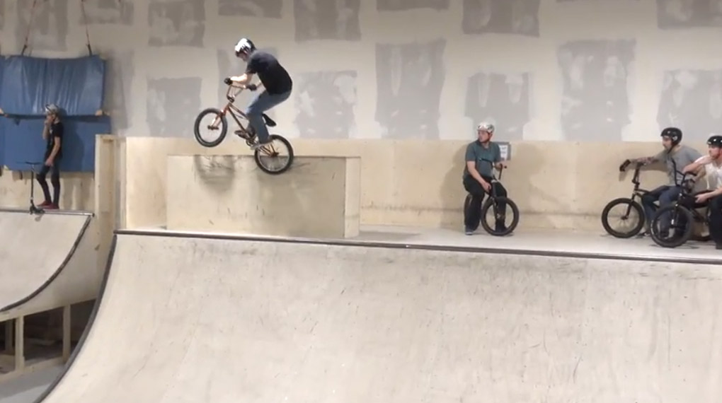 Christian Lutz hat für diese Webisode in der P5 Skatehalle vorbeigeschaut und Miguel Smajlji springt in der ersten Folge seines Vlogs über einen Lamborghini