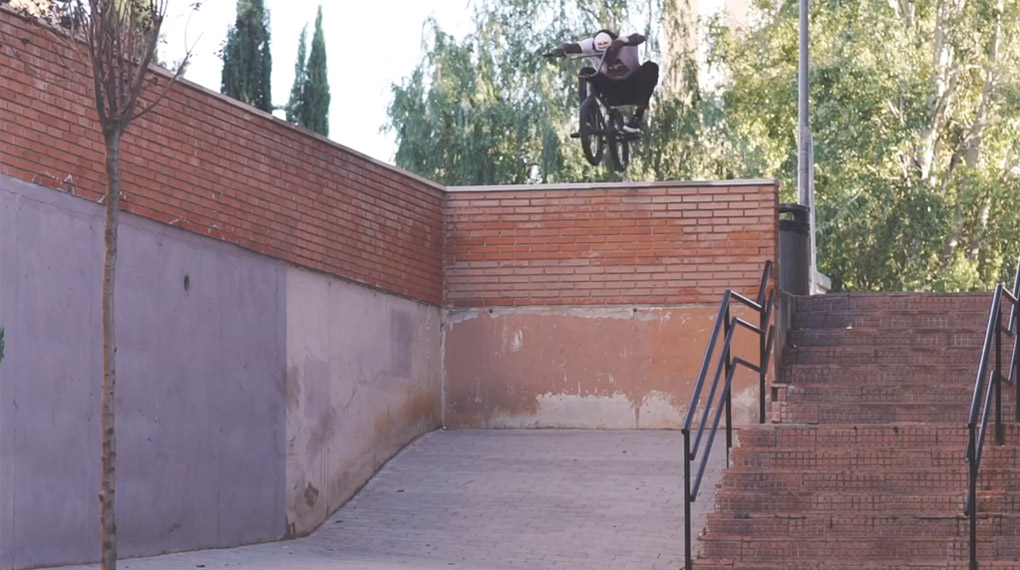 Next level Pop trifft auf unfassbare Radkontrolle: Courage Adams hat für Animal Bikes einen Welcome-Edit gefilmt, der einfach nur übertrieben ist.