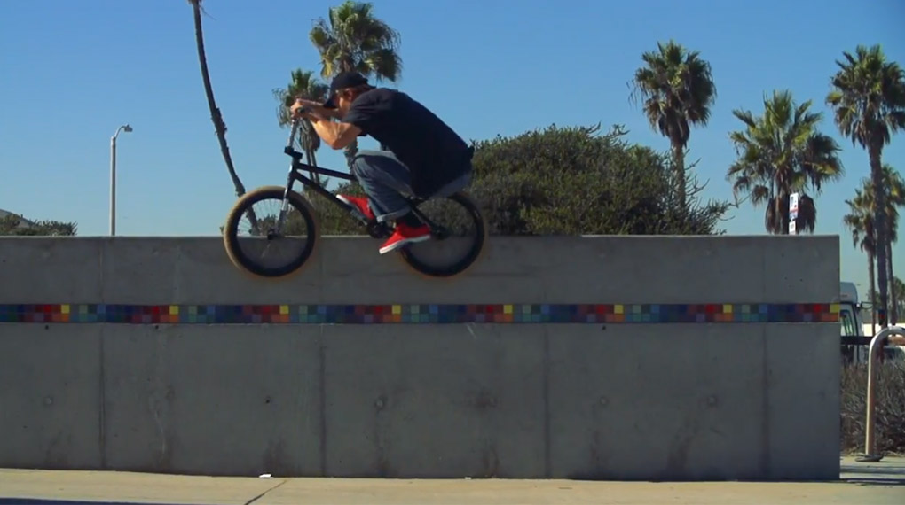 Devon Smillie gönnt sich eine Pause von den Dreharbeiten zu etnies Chapters, um ein Promovideo für seine Flybikes-Signaturereifen aus dem Ärmel zu schütteln