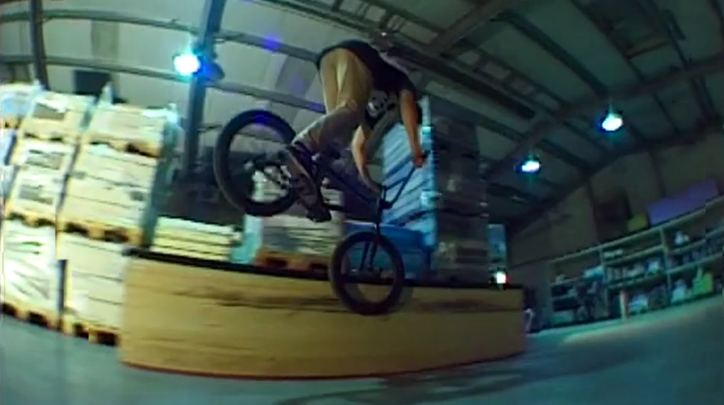 Felix Reinhart, Max Hock, Niko Riva und Max Geist von der 505 North Crew zeigen uns ihr Winterdomizil: einen kleinen DIY-Park in einem Lagerhaus.