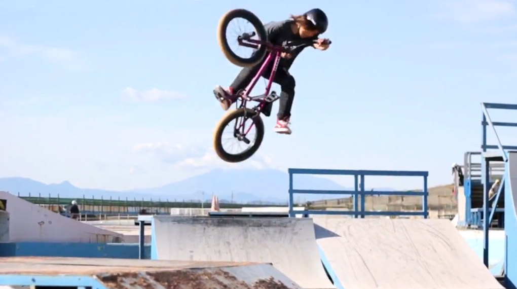 Joji Mizogaki ist zwar erst 10 Jahre alt, Backflips, Tailwhips, Barspins und 720s sind für ihn aber trotzdem kein Problem.