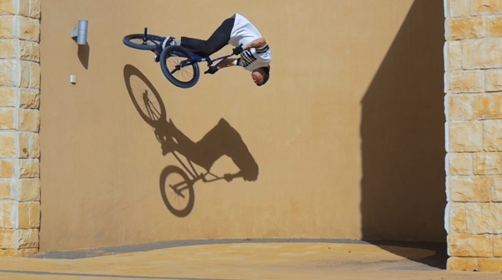 Kriss Kyle hat seiner Kreativität für die "Transmission"-DVD von BSD freien Lauf gelassen. Das Ergebnis ist ein fünfminütger Videopart voller Streetbanger.