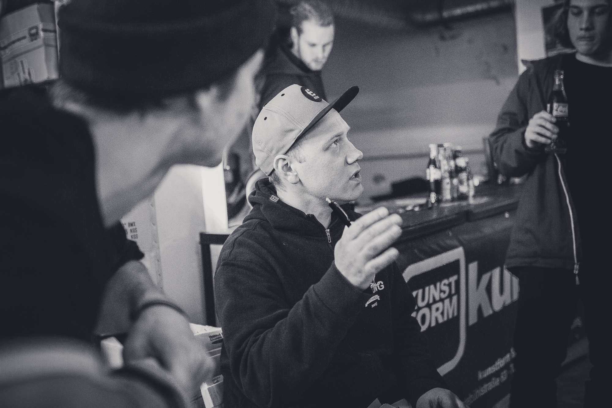 Veranstalter und Moderator Daniel Fuhrmann erklärt noch mal kurz die Regeln der kunstform Stock Session 2016