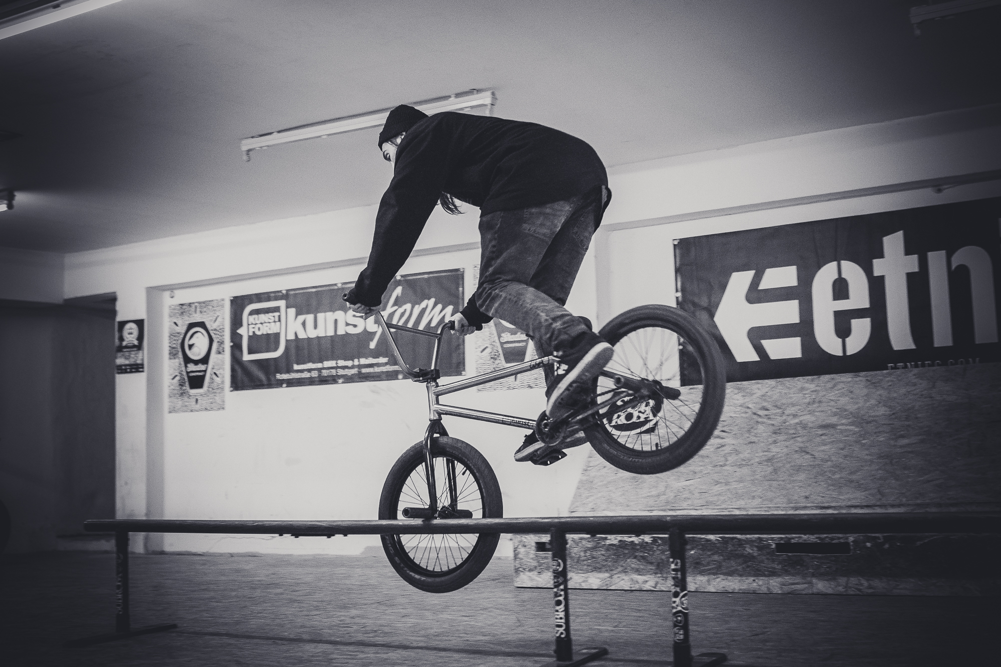 Oppo Tooth Hanger von Jonas Bader auf der kunstform Stock Session