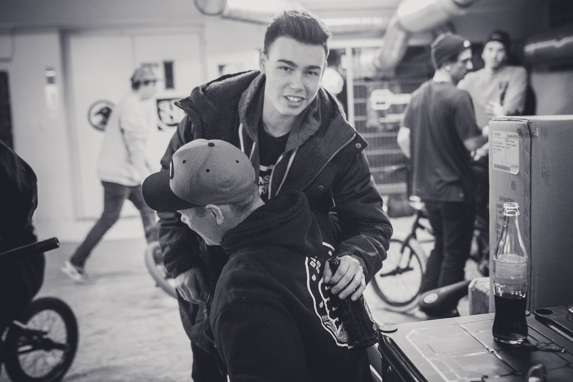 Marvin Maiocchi bekam von Daniel Fuhrmann die Auszeichnung "er hat von mir die Auszeichnung "Krasseste Verletztung 2016" verliehen. Marvin hat sich auf dem Woodstone 2.0 Contest in Wendelstein das Schienbein und alles, was dazugehört, gebrochen. Die Verletzung war so schlimm, dass es zunächst hieß, sein Bein müsse amputiert werden. Zum Glück kam es nicht dazu!