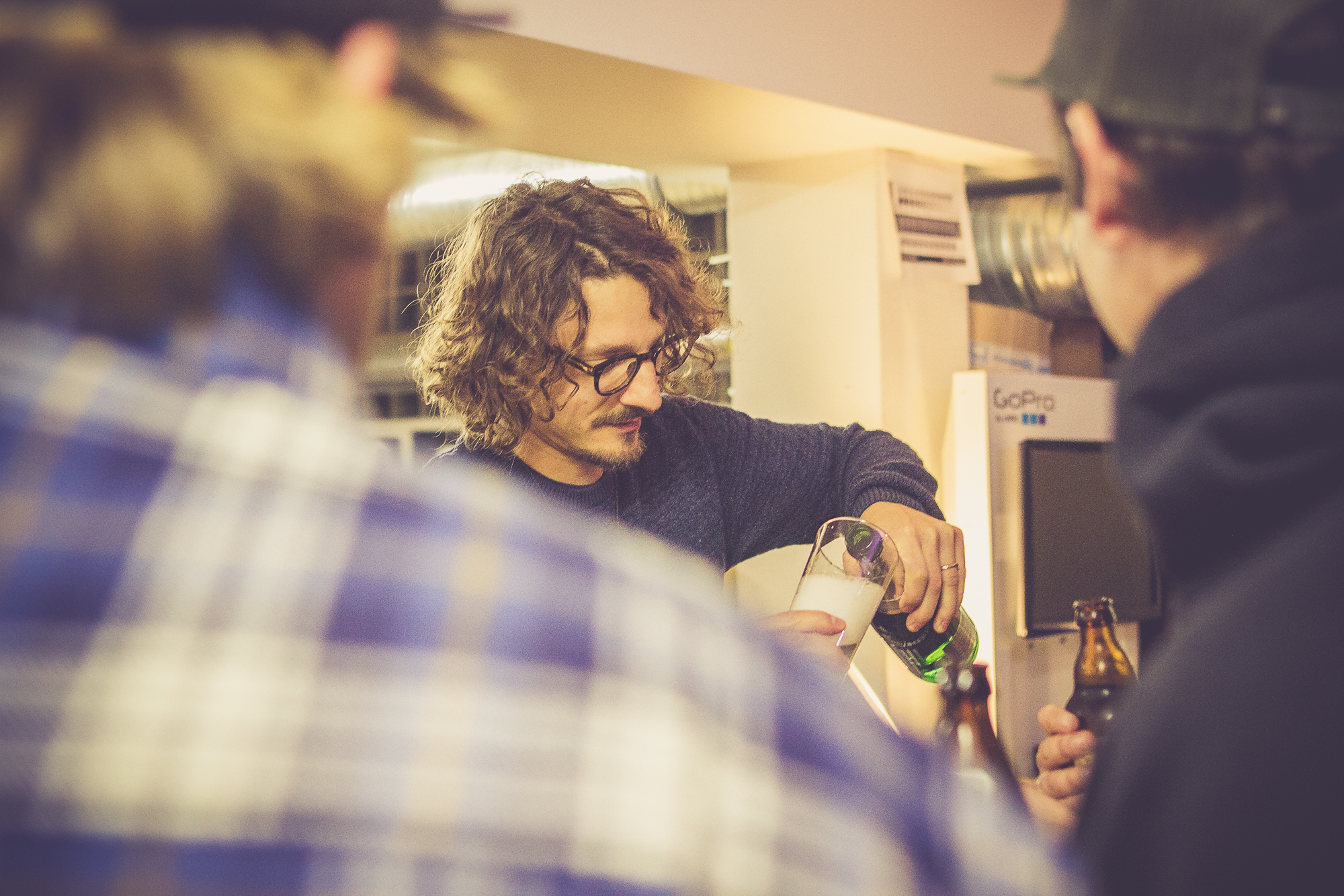 Auch als Tresenkraft machte Sebastian Pospischil auf der kunstform Stock Session 2016 eine gute Figur