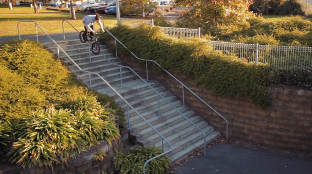 Transkontinentales Teamwork: Matt Allpress und Jason Teet zerlegen in ihrem Splitpart auf der Transmission-DVD von BSD Handrails in Neuseeland und Kanada.