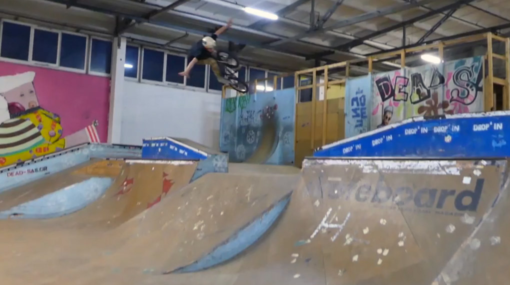 Nils Kaiser hat auf freedombmx.de ein Reifensponsoring von KHEbikes gewonnen. In diesem Video lässt er seinen Gewinn auf diversen Rampen heißlaufen.