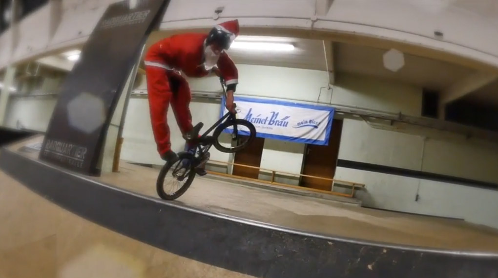 Frohe Weihnachten aus dem Fichtelgebirge: In diesem Video dreht der Weihnachtsmann eine Runde auf seinem BMX-Rad durch das RadQuartier in Kirchenlamitz.