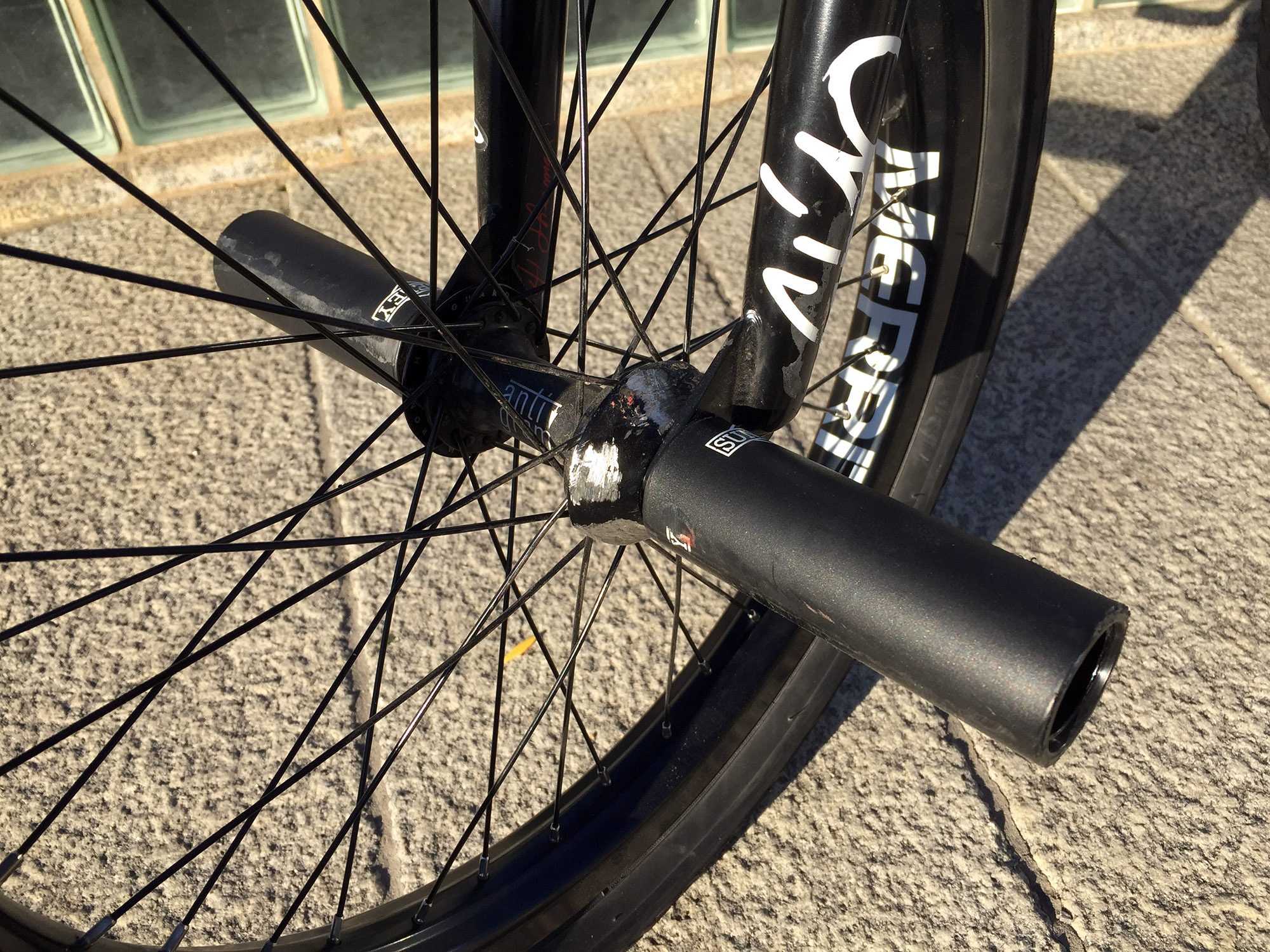 Odyssey Antigram Vorderradnabe mit Sunday Bikes Seeley Pegs